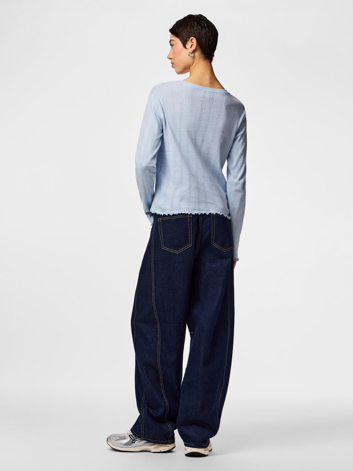 model_shot-back