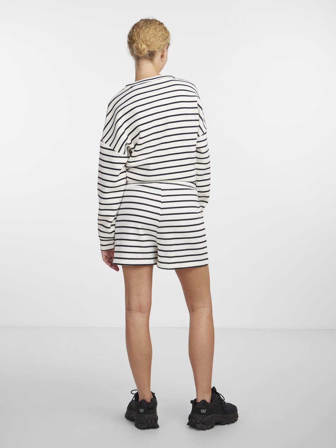 PCCHILLI Shorts - Cloud Dancer/Black