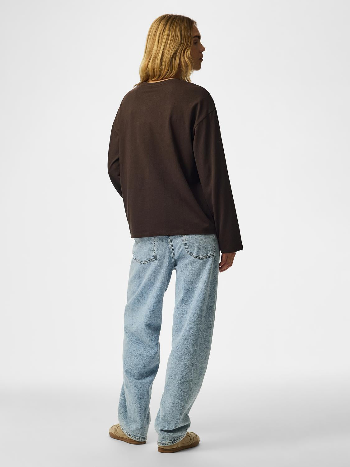 model_shot-back