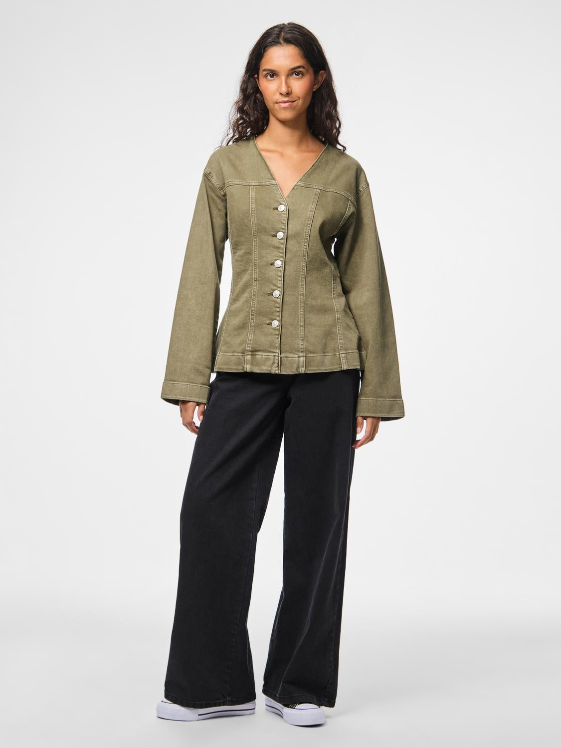 model_shot-front_full