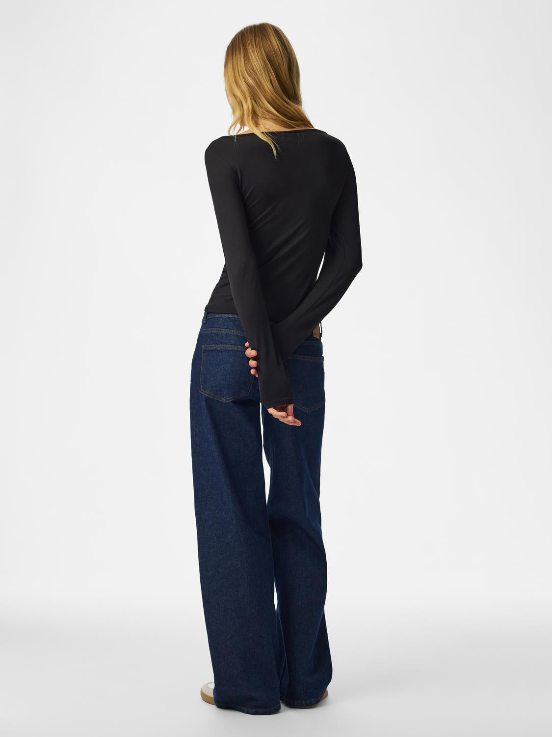 model_shot-back