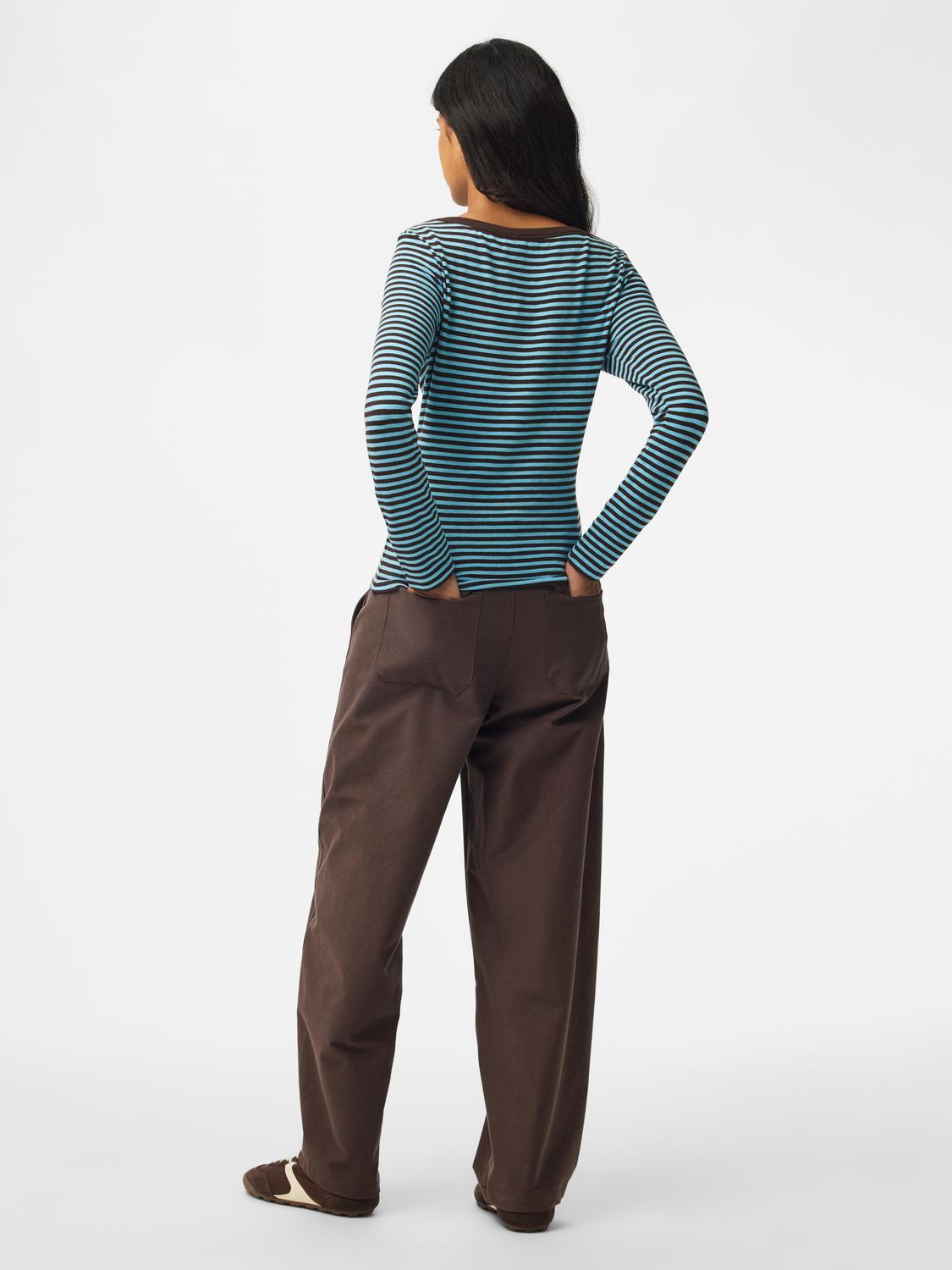 model_shot-back