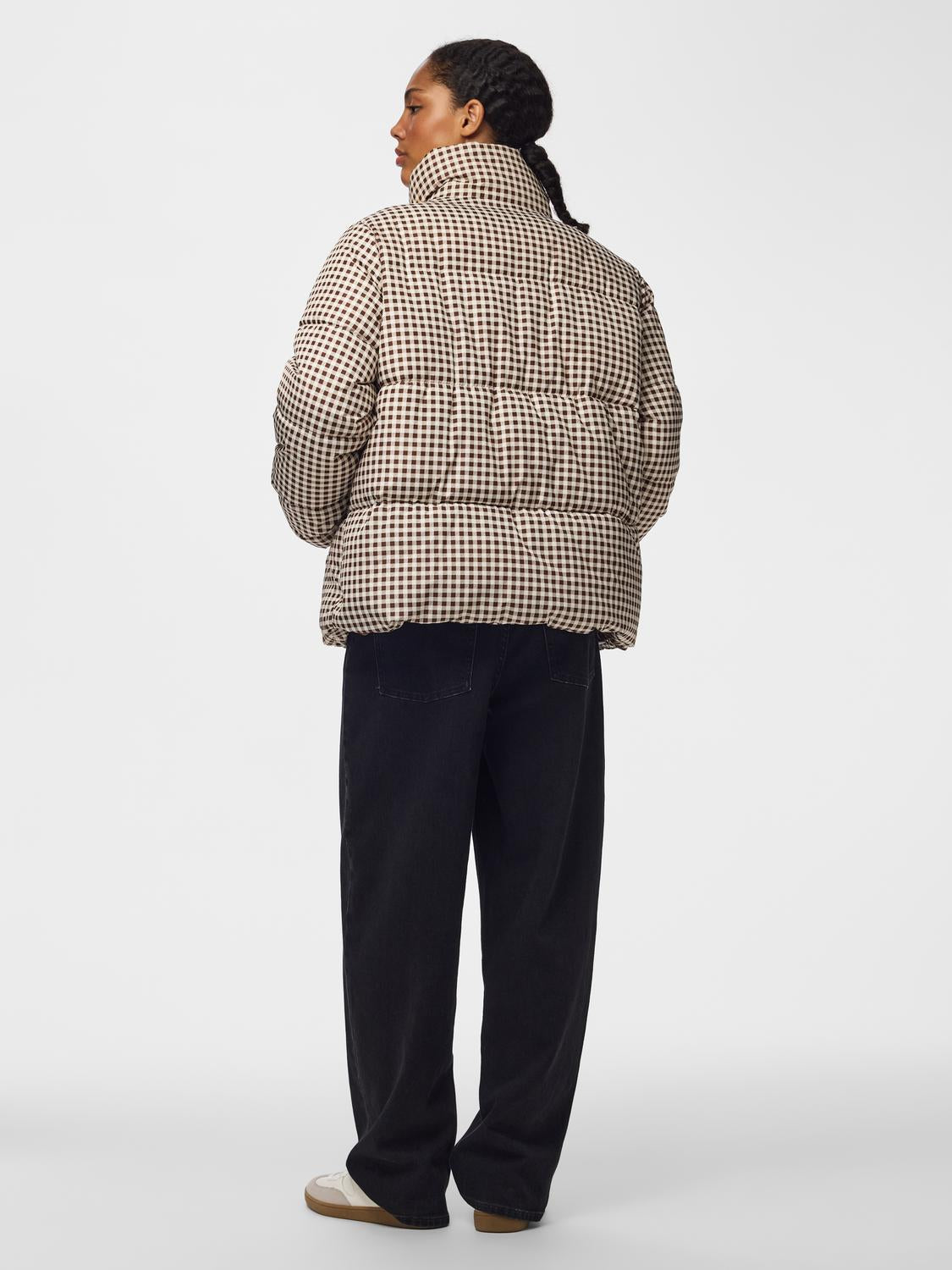 model_shot-back