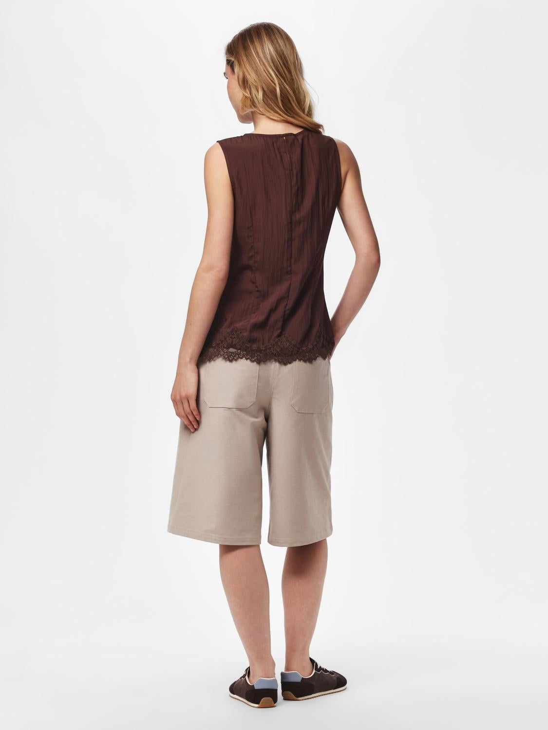 model_shot-back