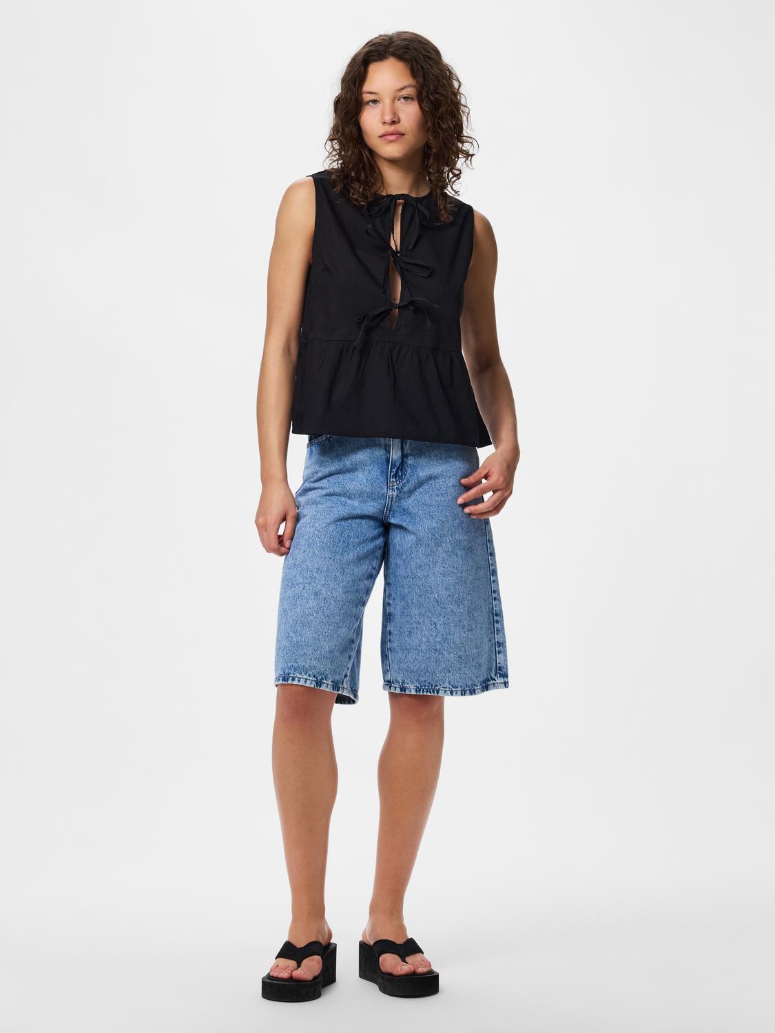 model_shot-front_full