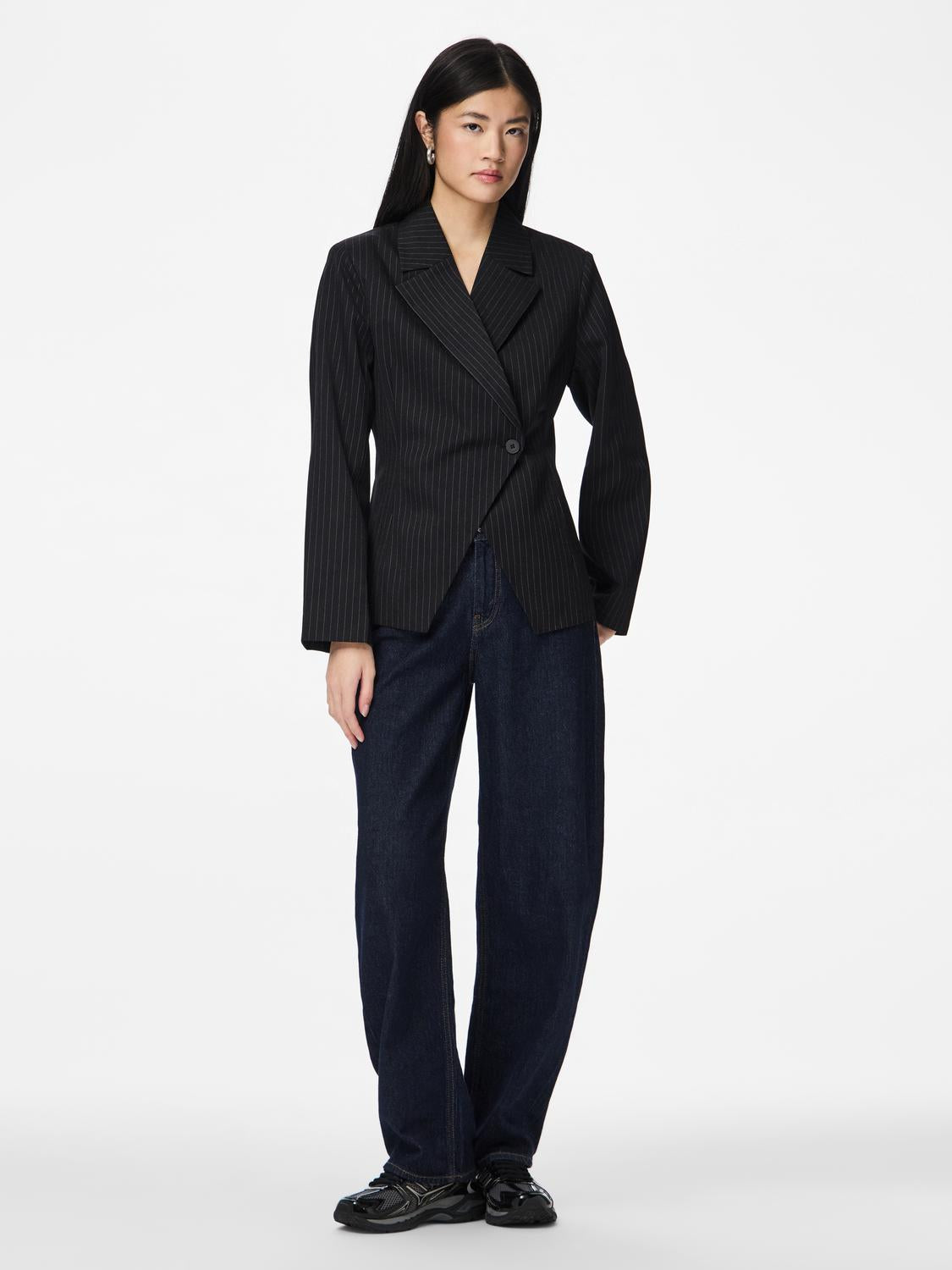 model_shot-front_full