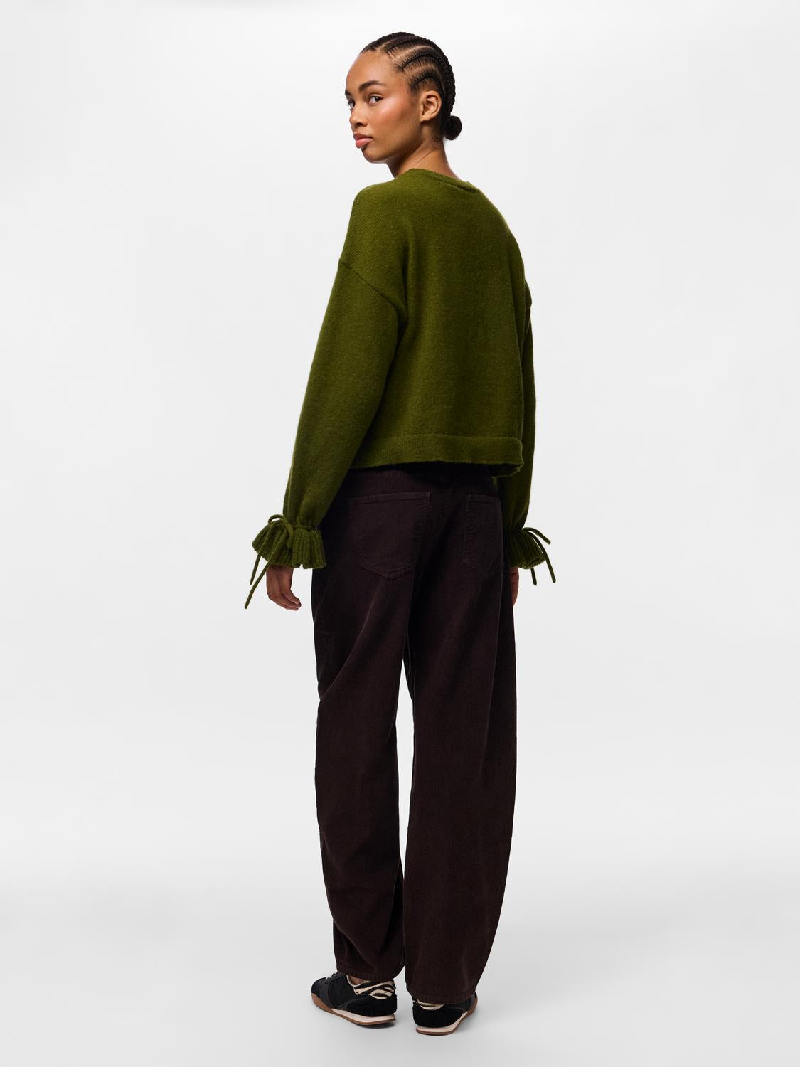 model_shot-back