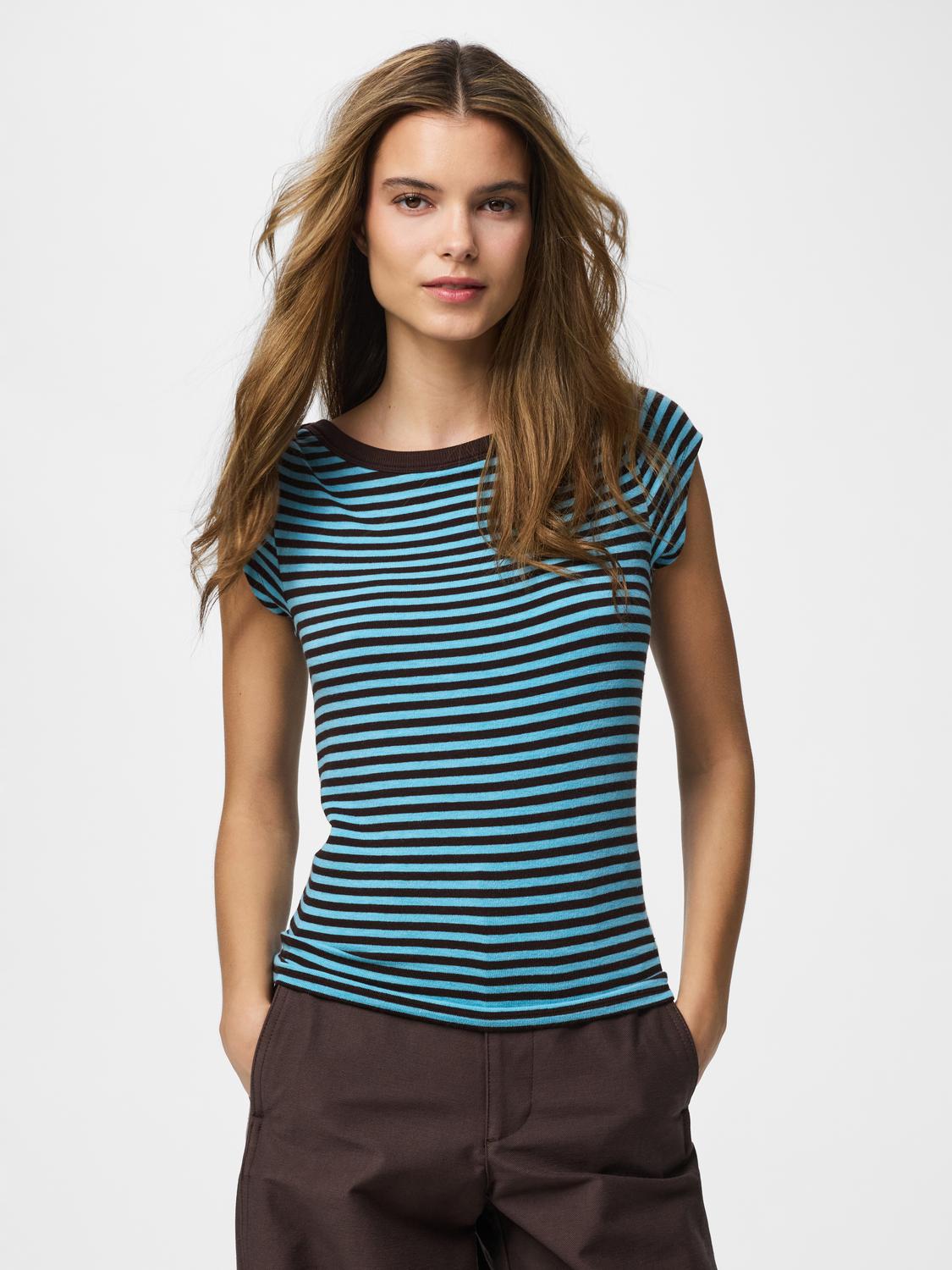 model_shot-front