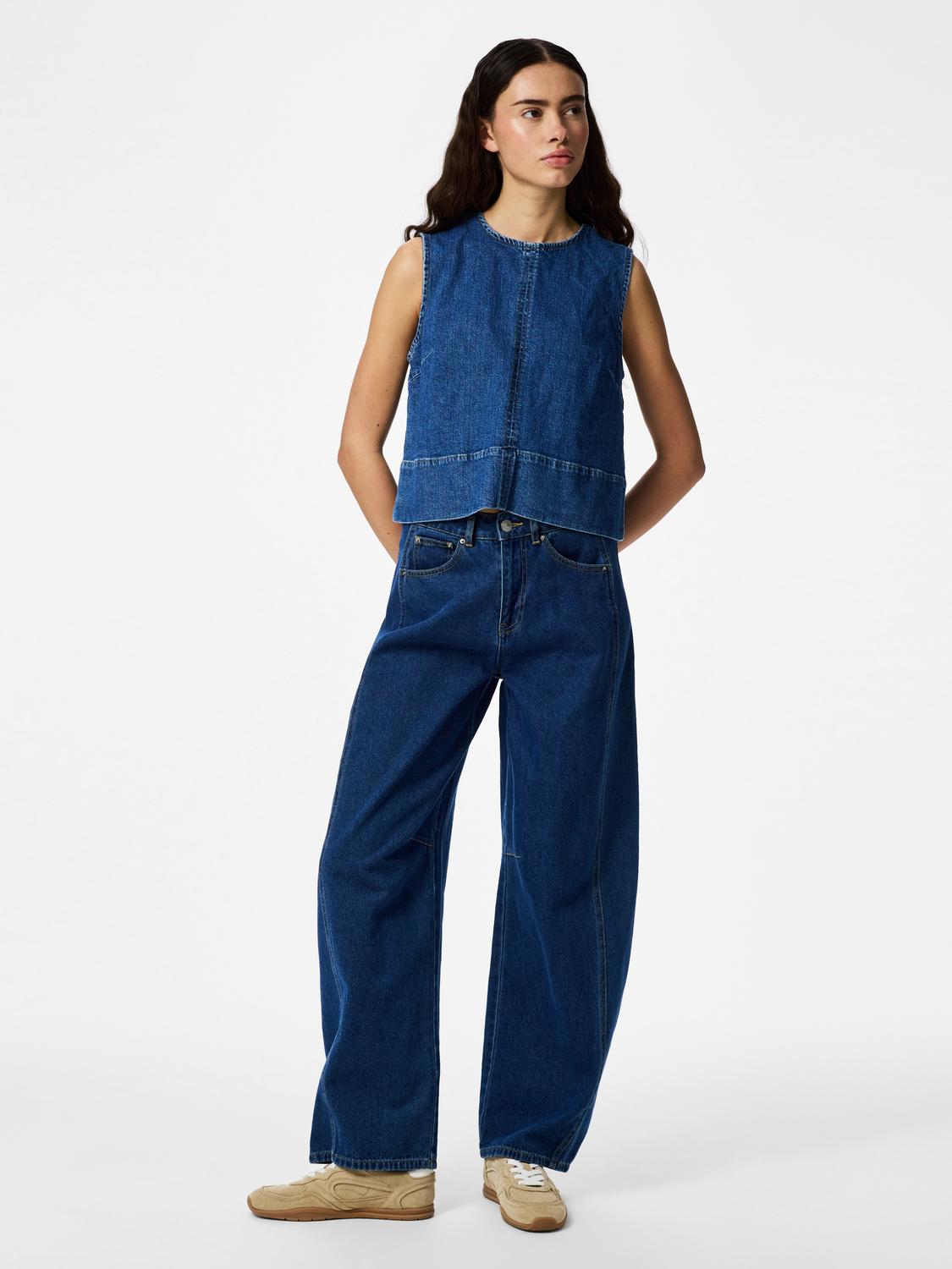 model_shot-front_full