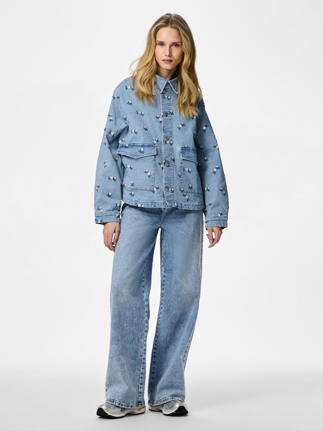 model_shot-front_full