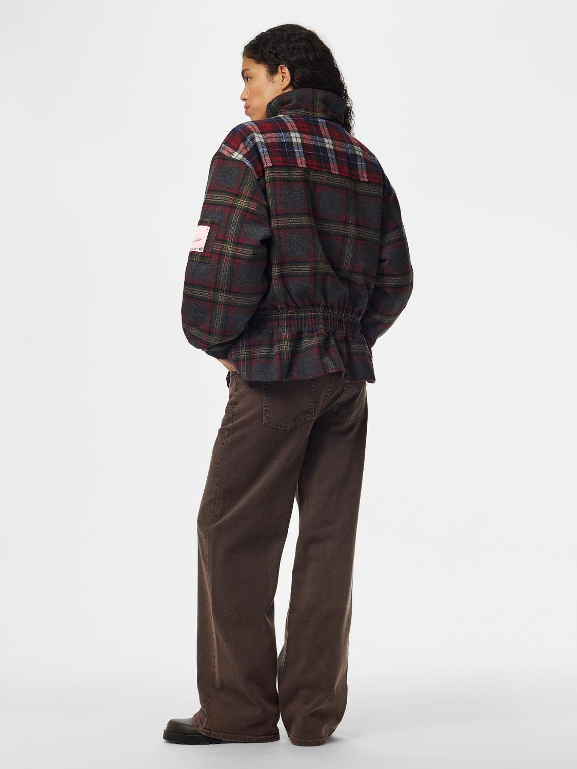 model_shot-back