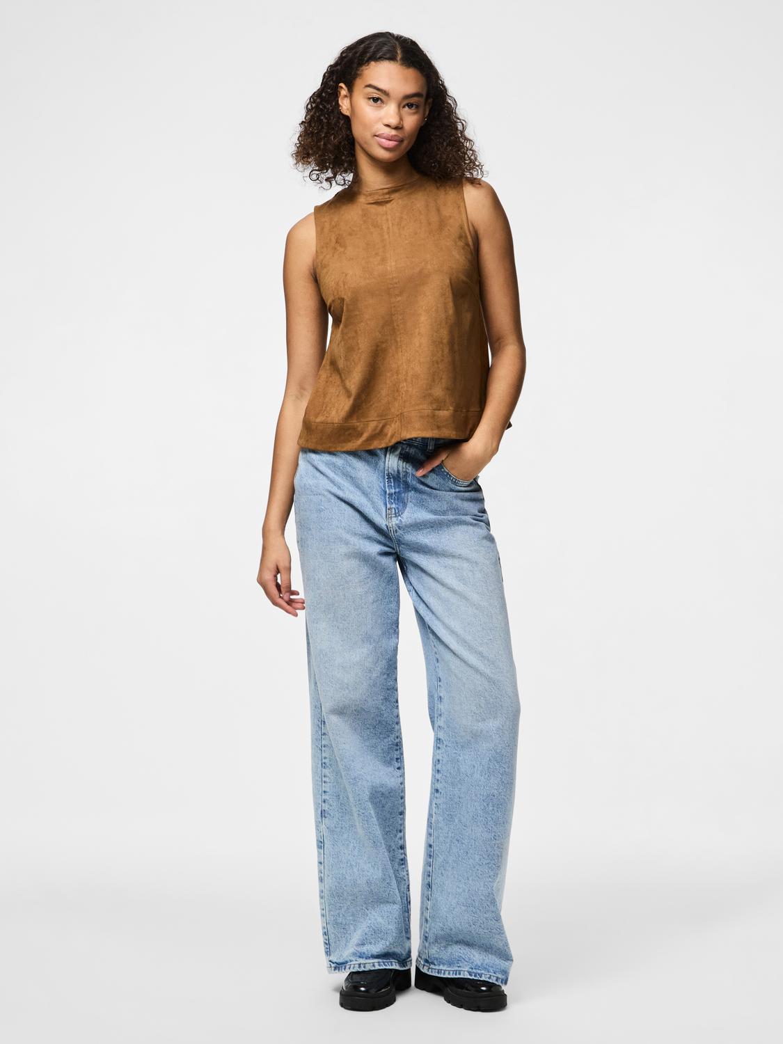 model_shot-front_full