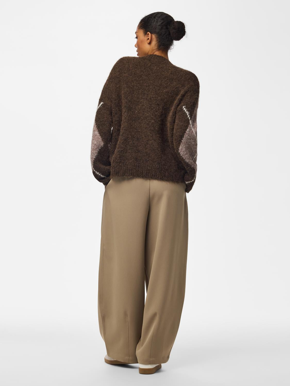 model_shot-back