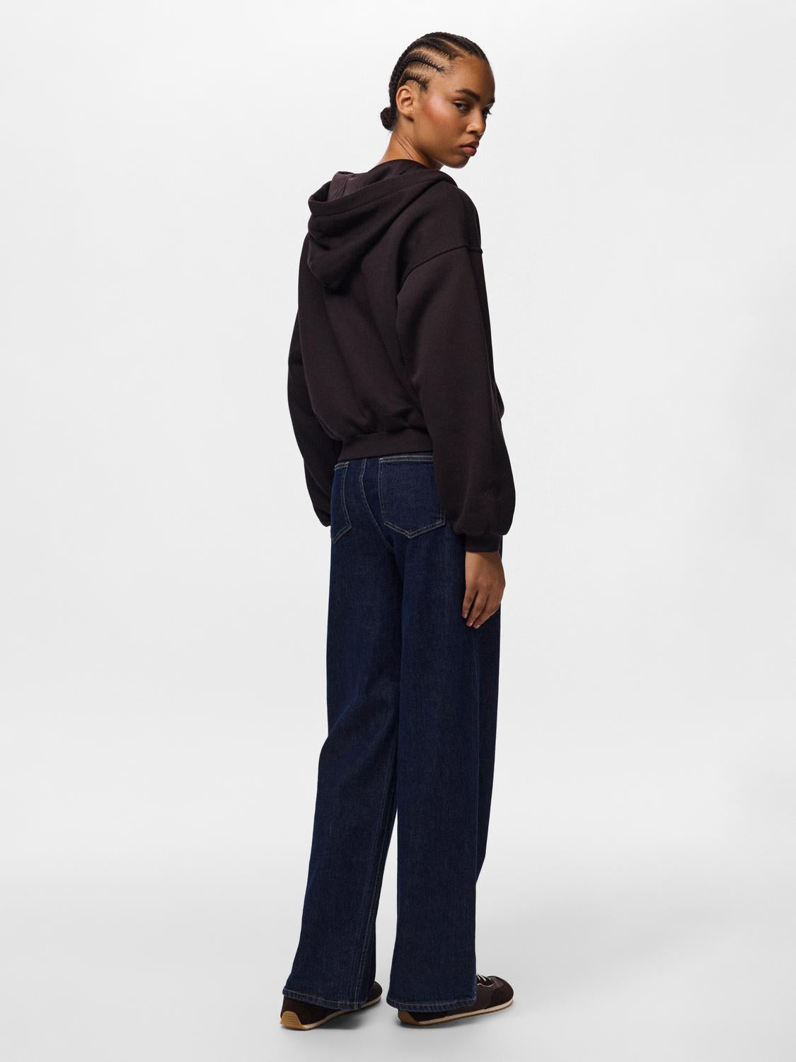 model_shot-back