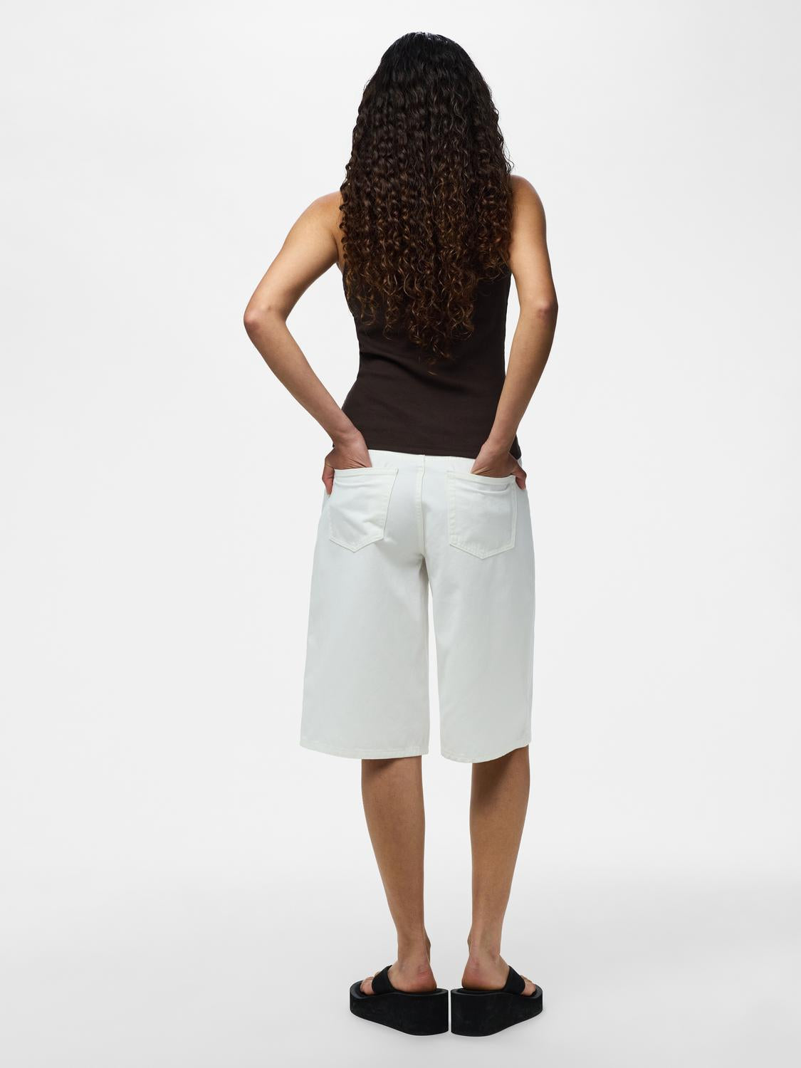model_shot-back