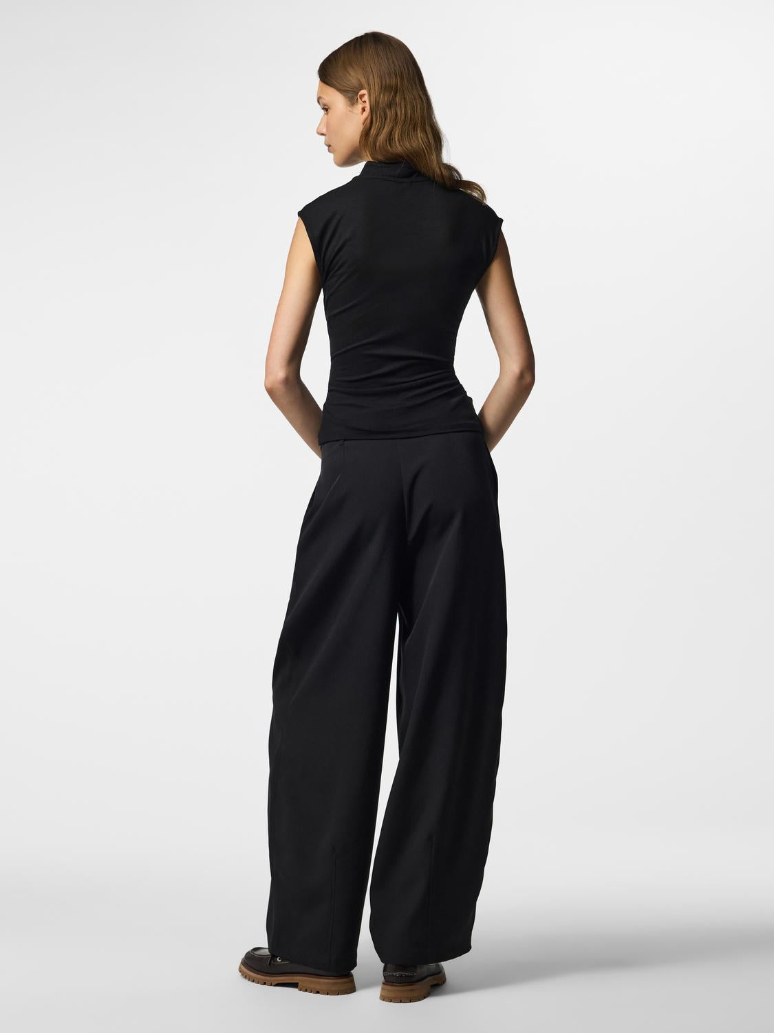 model_shot-back