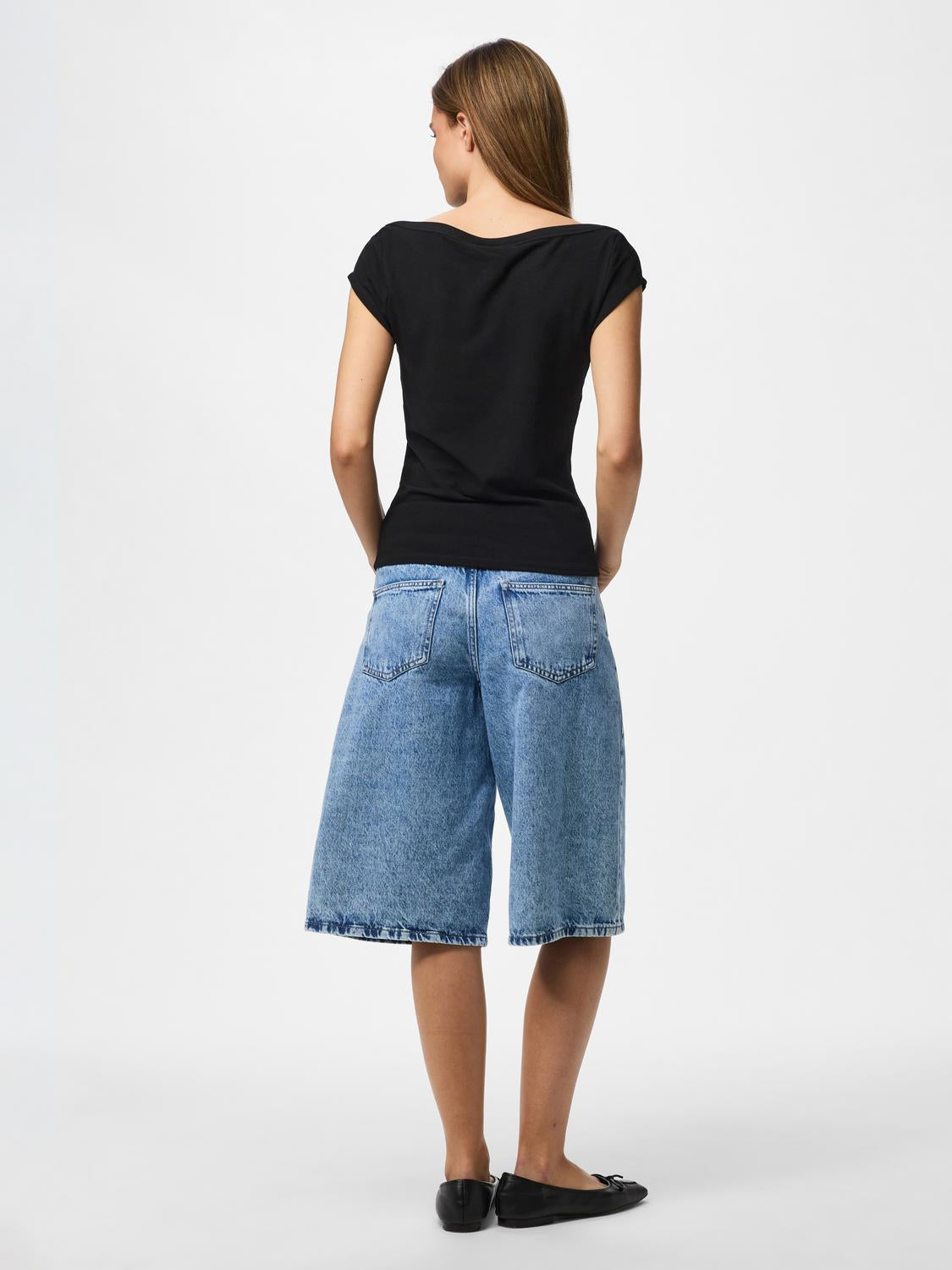 model_shot-back
