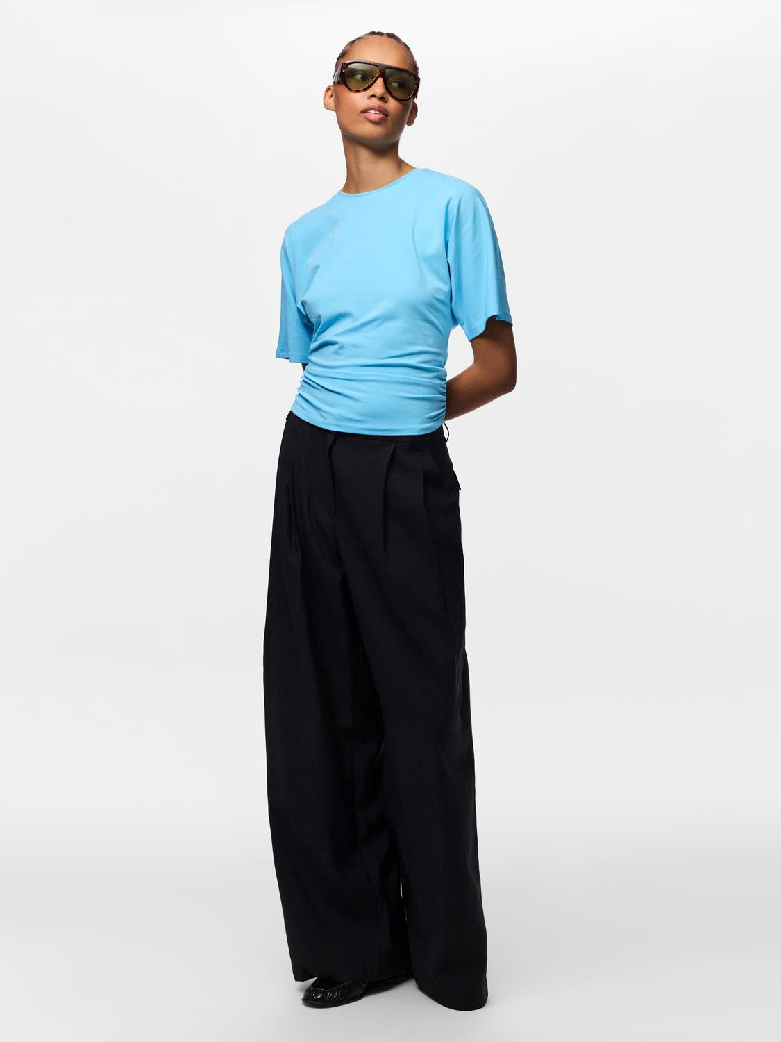 model_shot-front