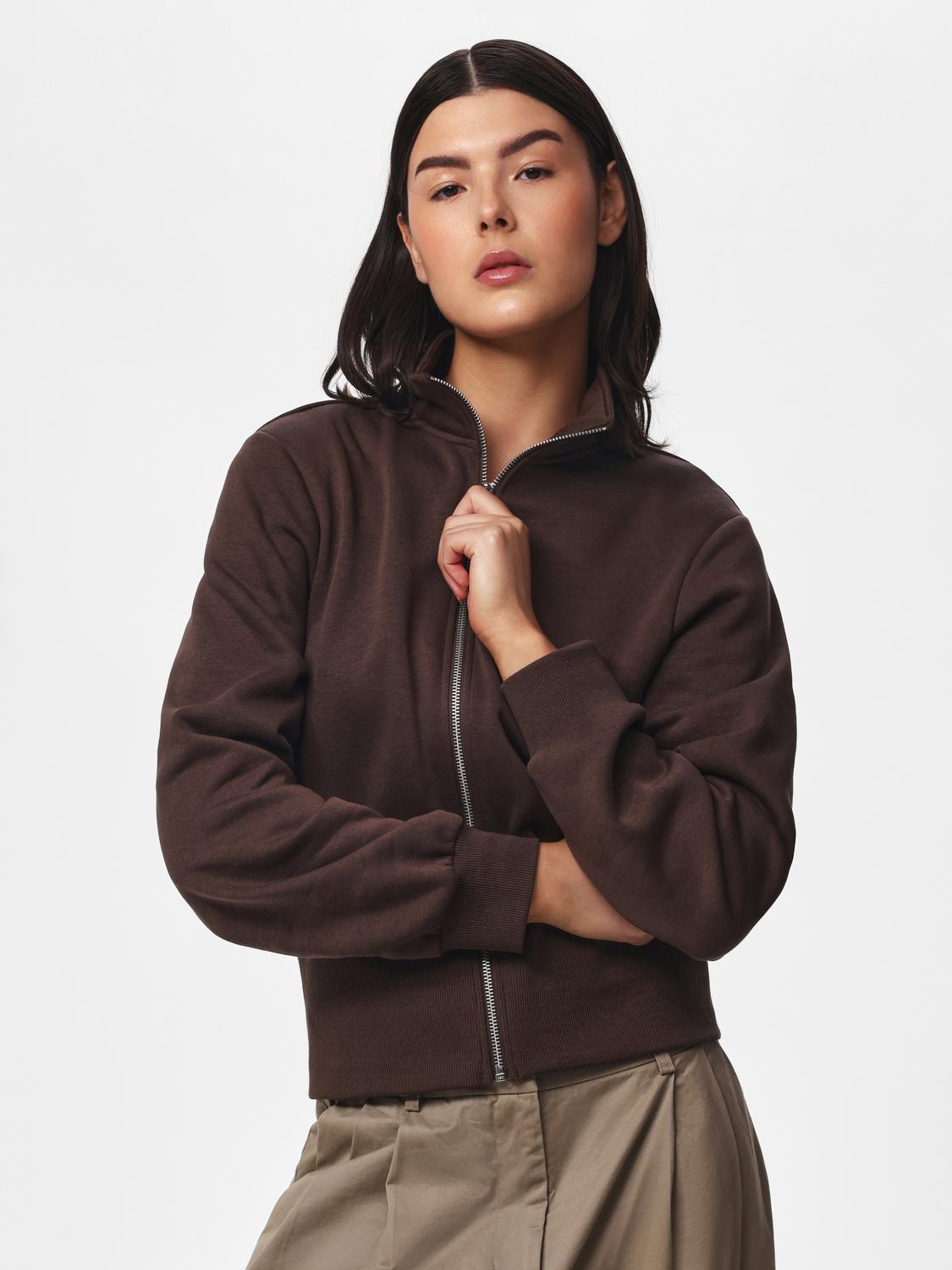model_shot-front
