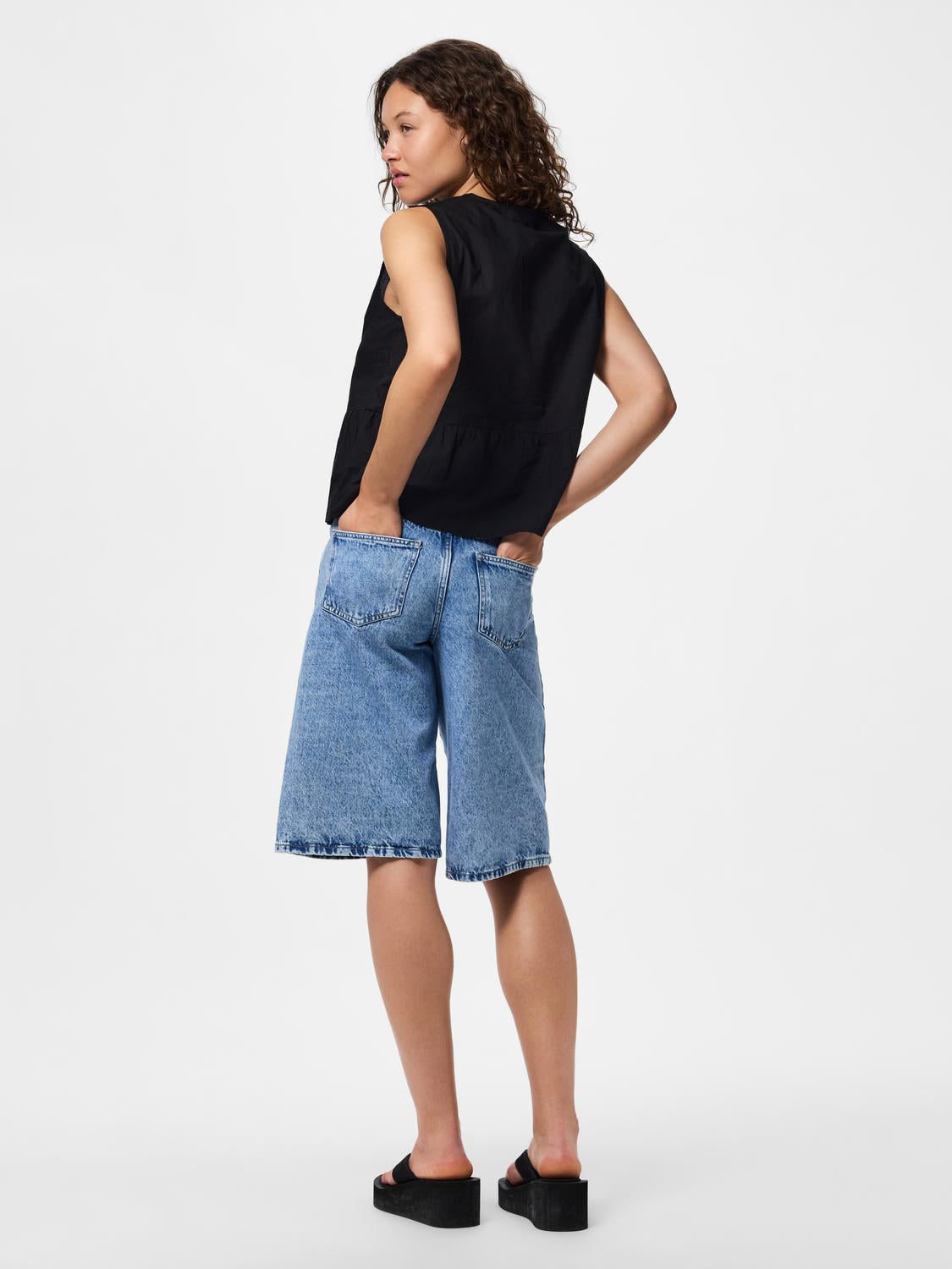 model_shot-back