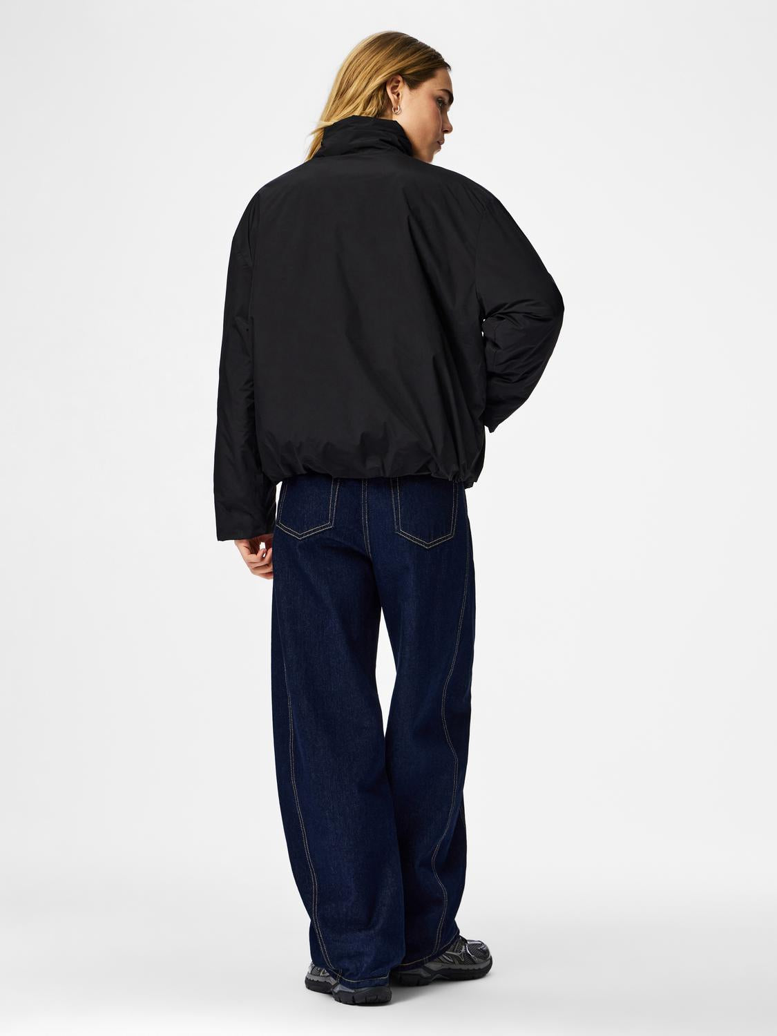 model_shot-back