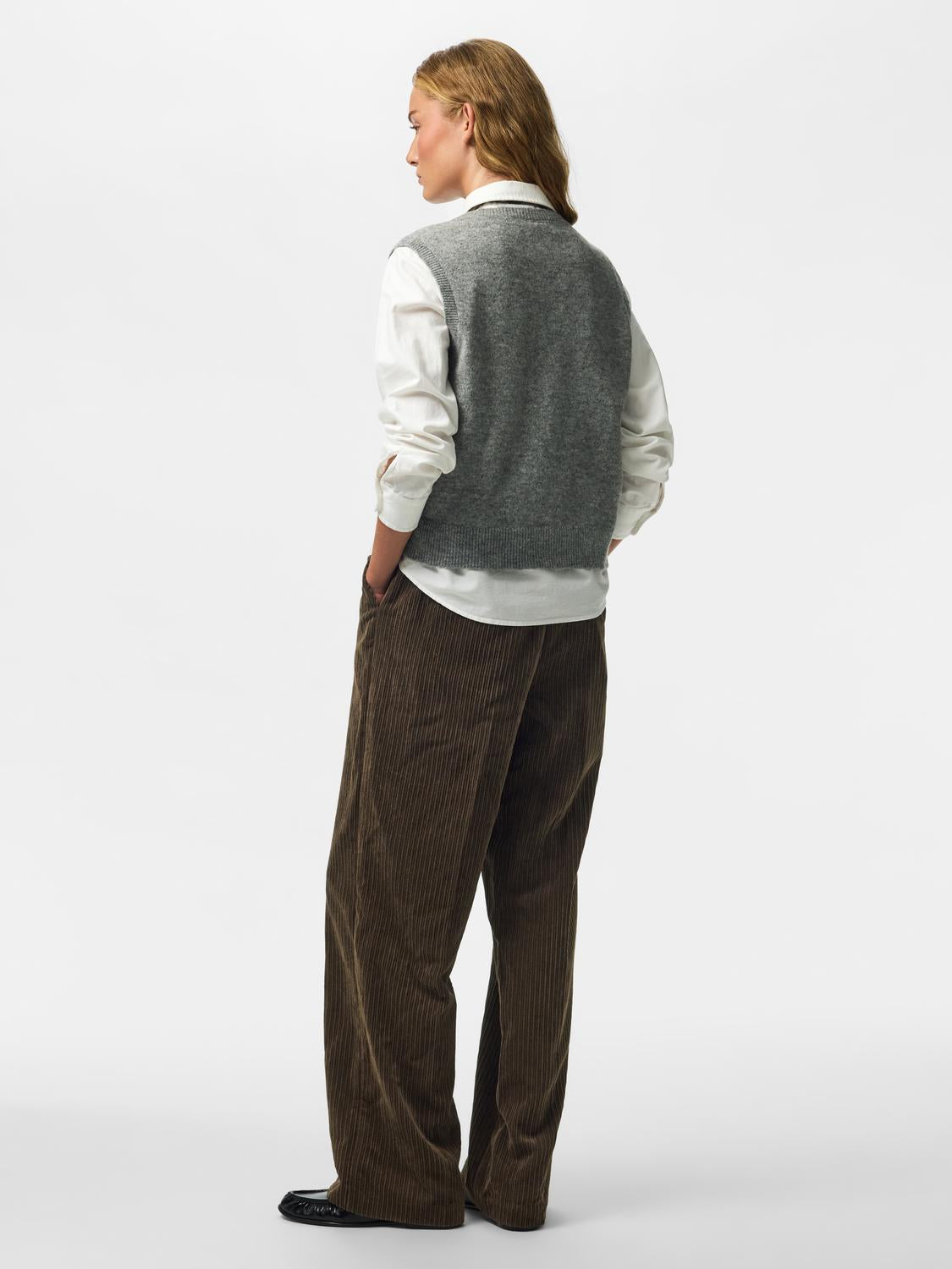 model_shot-back