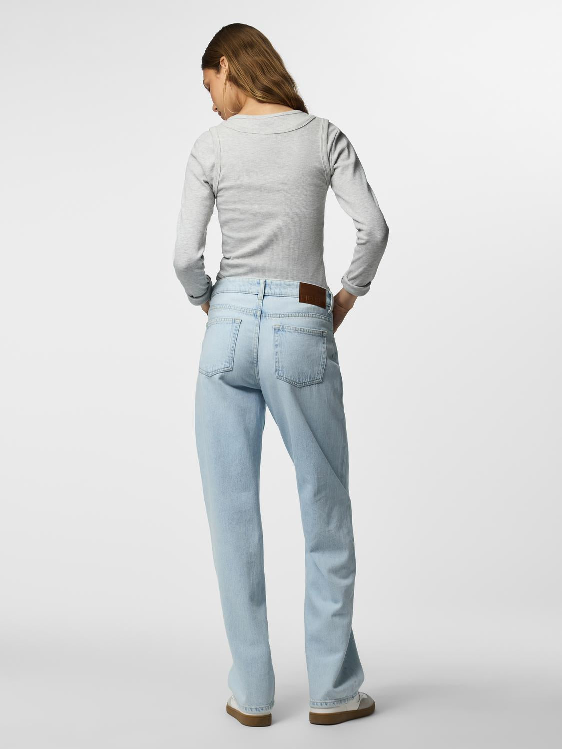 model_shot-back