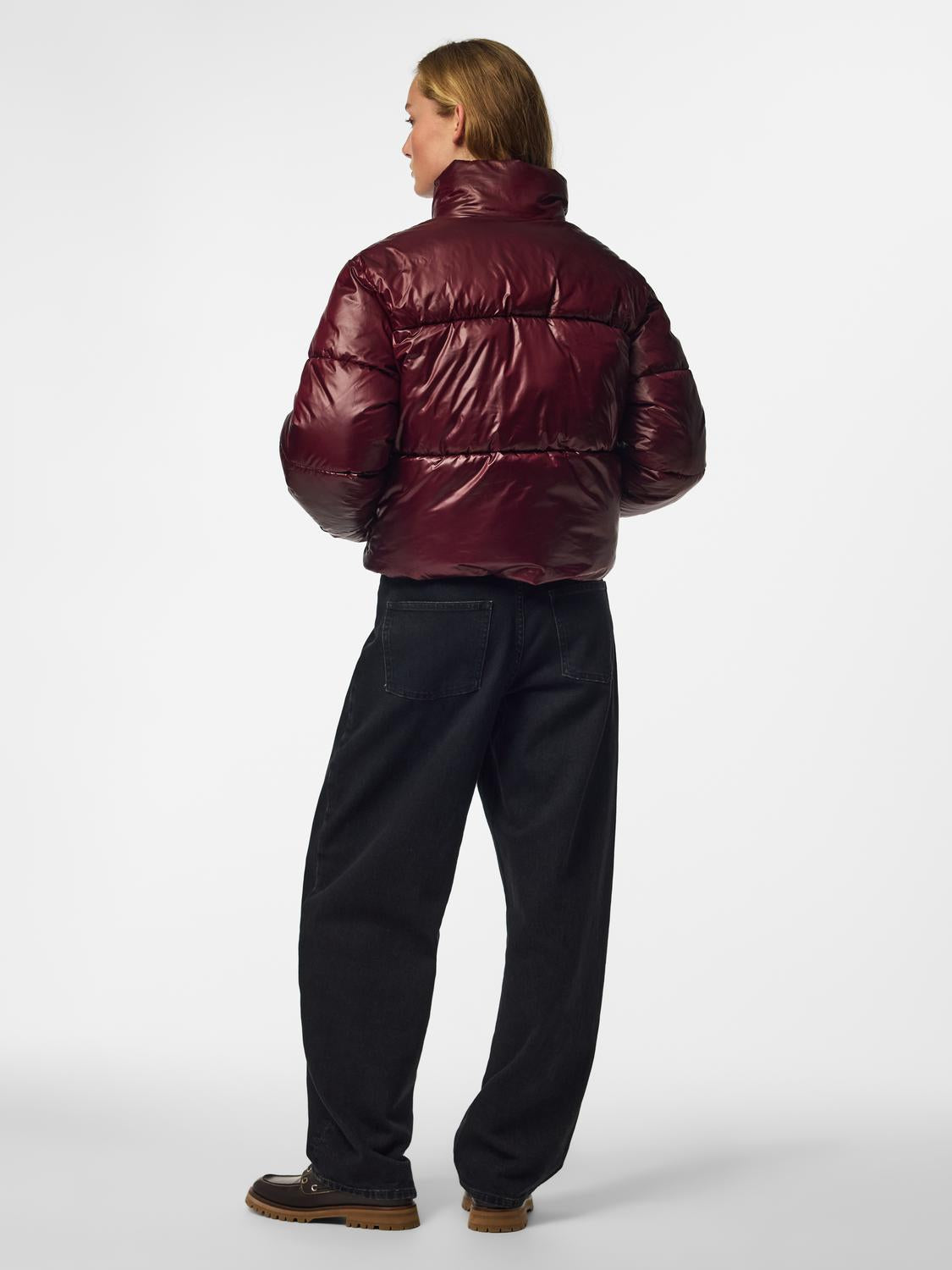 model_shot-back