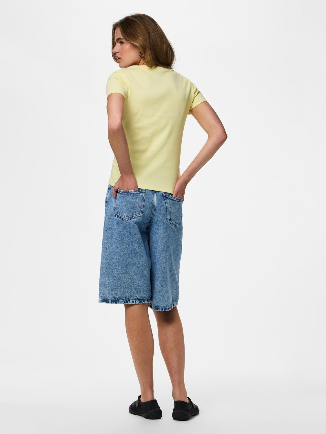model_shot-back