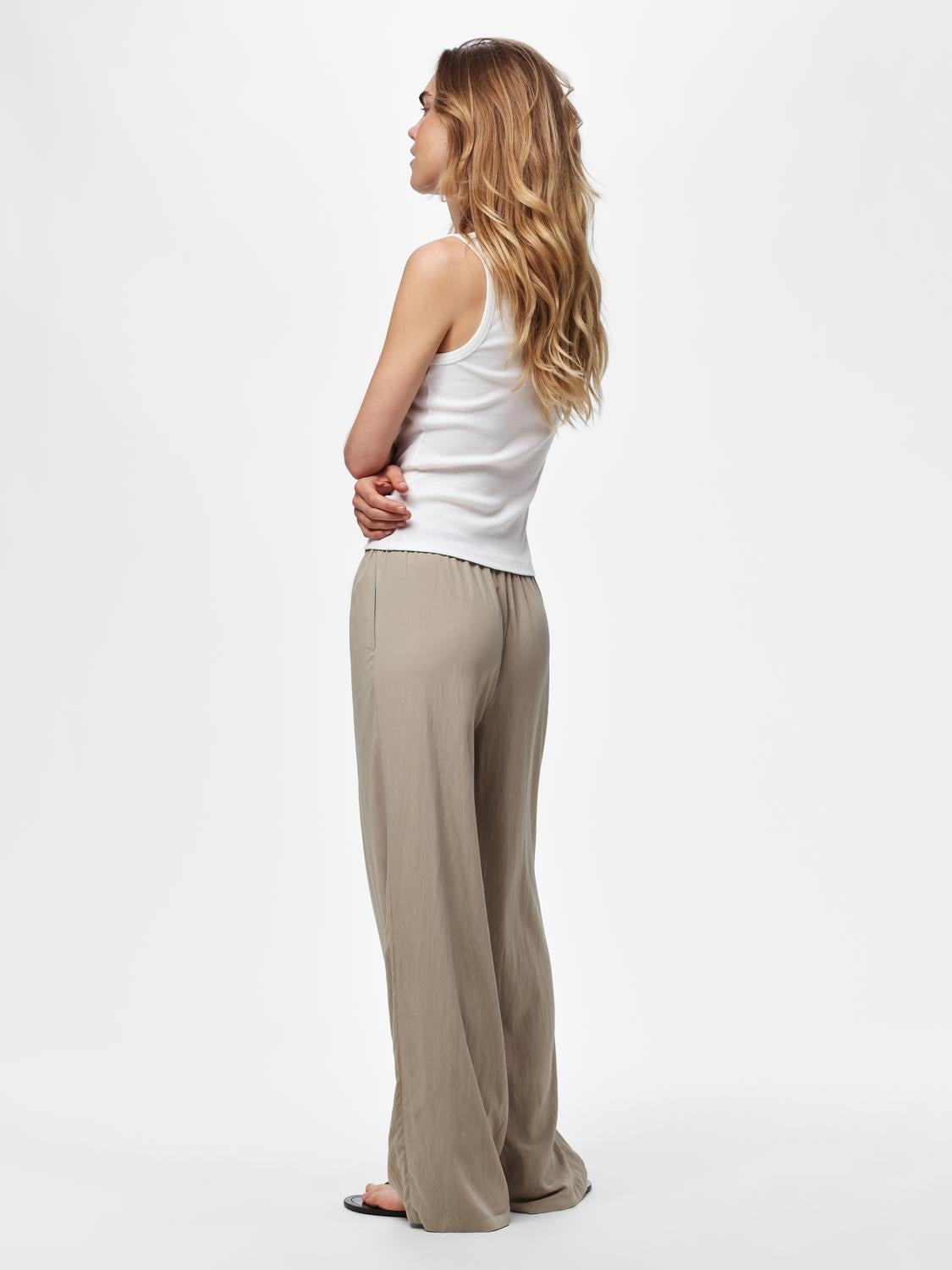 model_shot-back