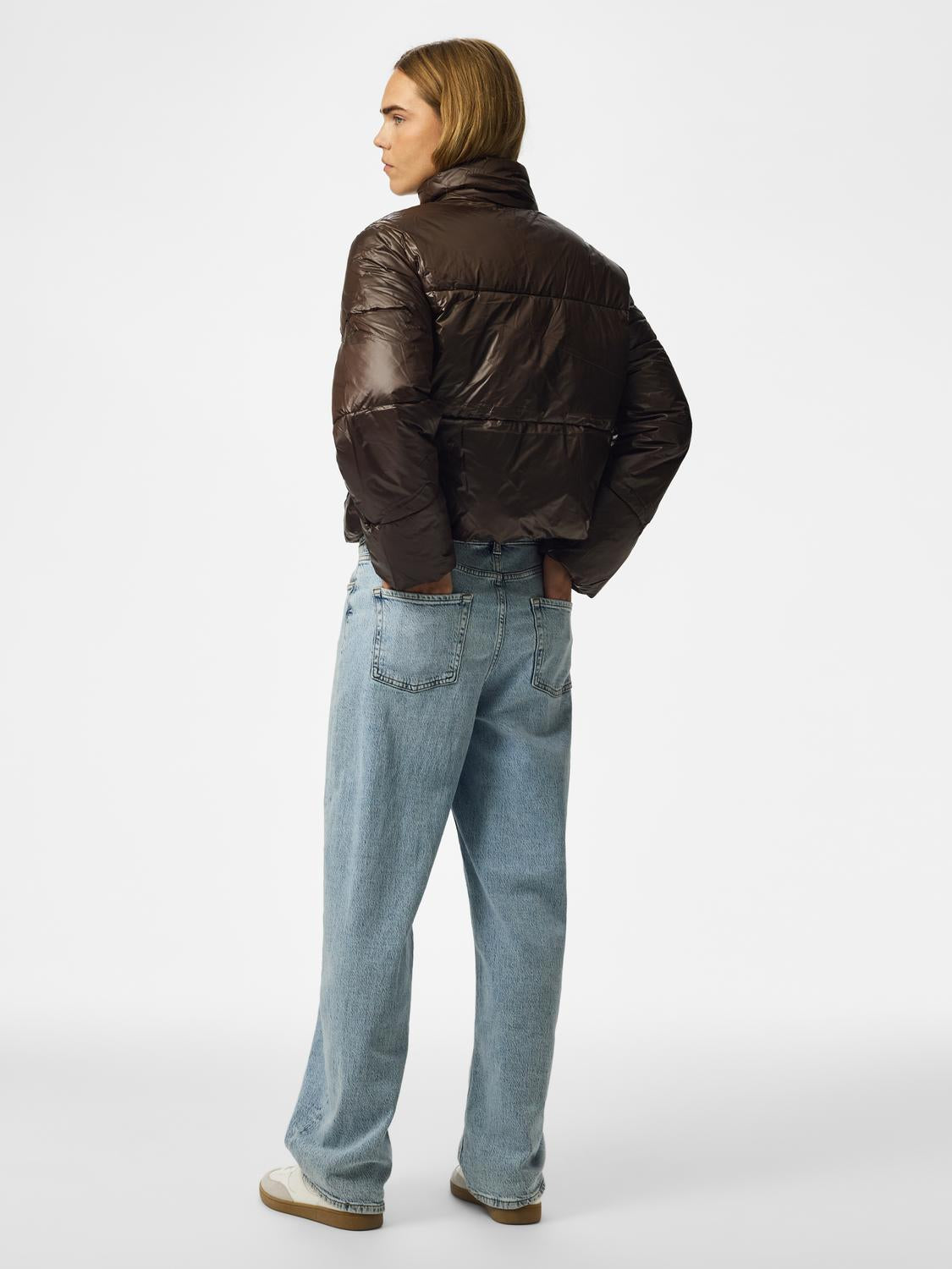 model_shot-back