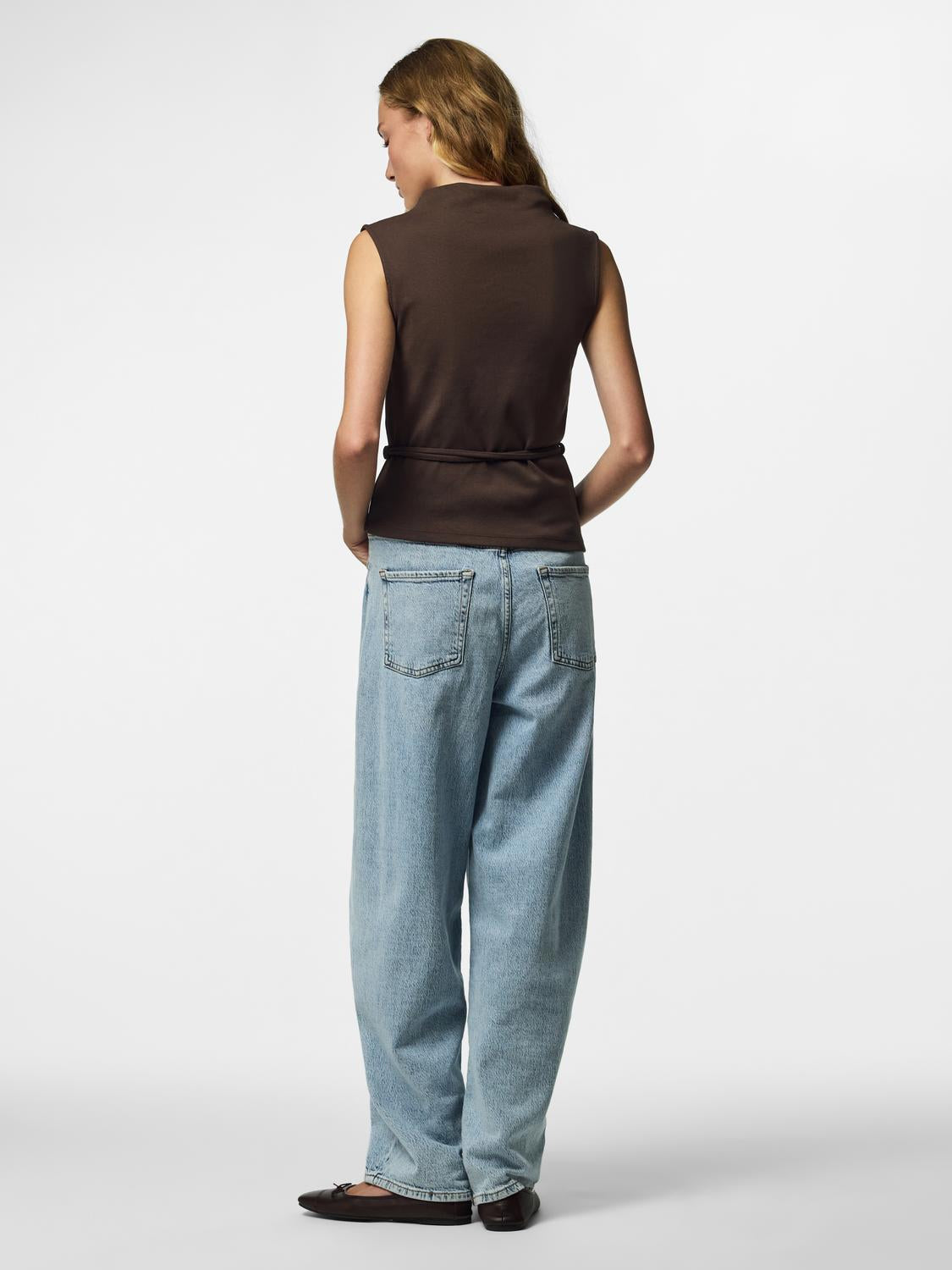 model_shot-back