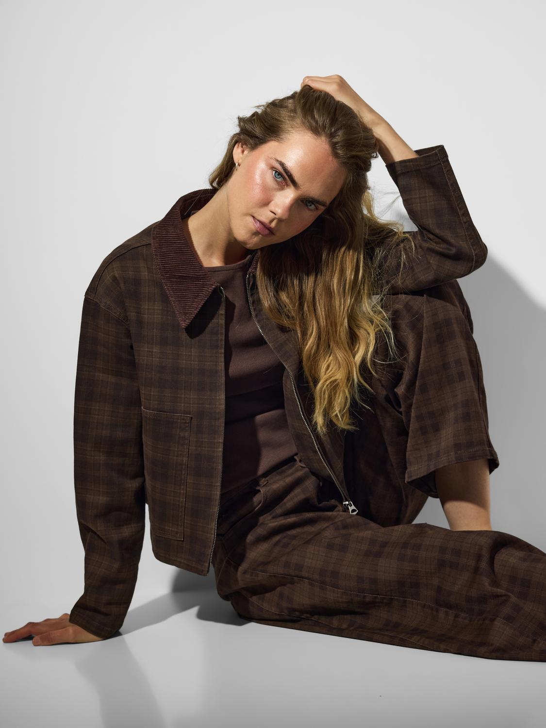 model_shot-creative