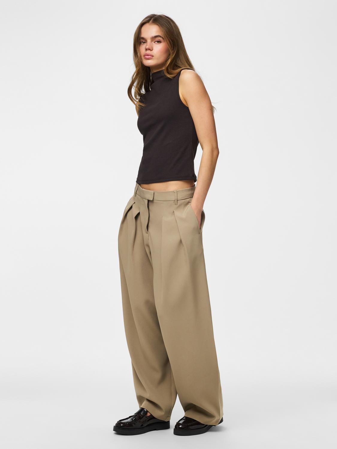 model_shot-front_full